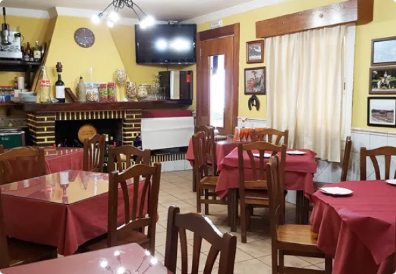 Mesas del interior del bar la bascula